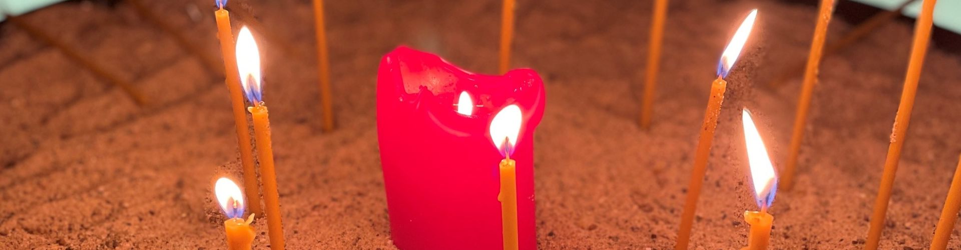 Kerzen im Sand