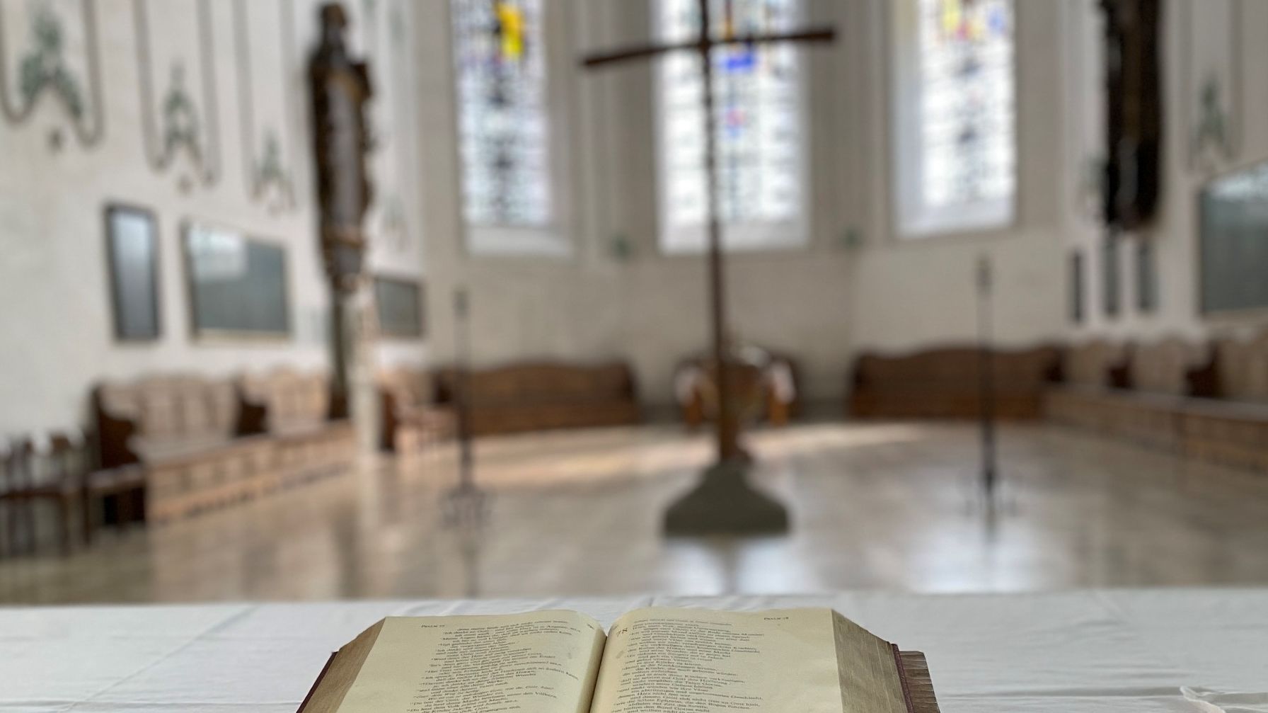 Bibel, Kreuz, Kirche